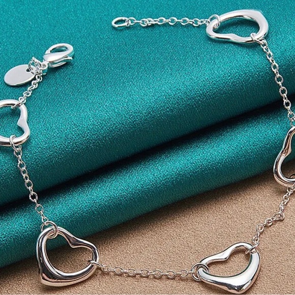 Beautiful Sterling Silver Floating Heart Bracelet - Picture 4 of 9